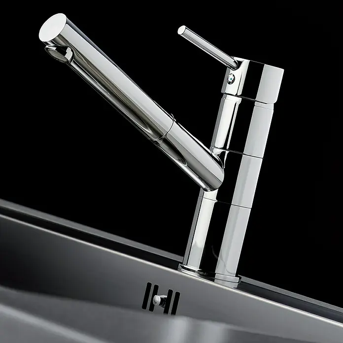 Pyramis Spültischarmatur Ariata - Chrom, Glänzend - Ein glänzender Chrom-Wasserhahn auf einem modernen Spülbecken, vor einem tiefschwarzen Hintergrund. Elegantes Design für jede Küche.