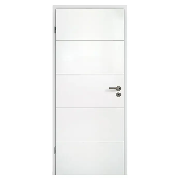 Kilsgaard Zimmertür Lines - 610 x 1.985 mm, DIN Anschlag: Links, Weiß lackiert, ähnlich RAL 9010, Röhrenspan - Eine moderne weiße Innentür mit horizontalen Linien und einem silbernen Türgriff. Die Tür ist schlicht und elegant gestaltet.