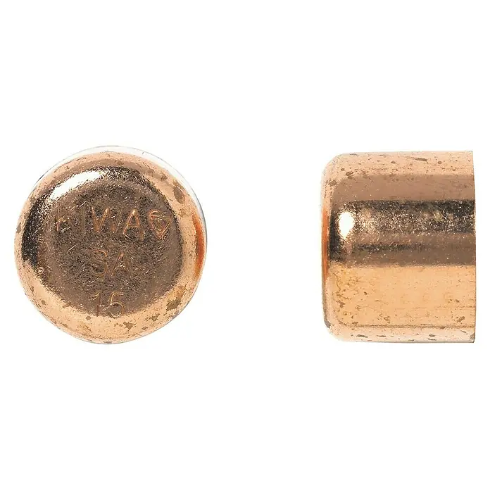 Kupfer-Kappe 5301 - Durchmesser: 15 mm, 10 Stk. - Nahaufnahme von zwei KIWA SA 15 Kupferstopfen, die die Details und die Materialbeschaffenheit hervorheben.