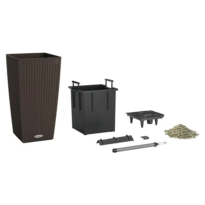 Lechuza Cottage Pflanzsäule eckig Cubico 30 - Außenmaß (L x B x H): 30 x 30 x 56,5 cm, Kunststoff, Mokka - Produktabbildung eines Lechuza Pflanzgefäßes, bestehend aus braunem Übertopf, Innentopf, Bewässerungssystem und Pflanzsubstrat für Zimmer- und Gartenpflanzen.