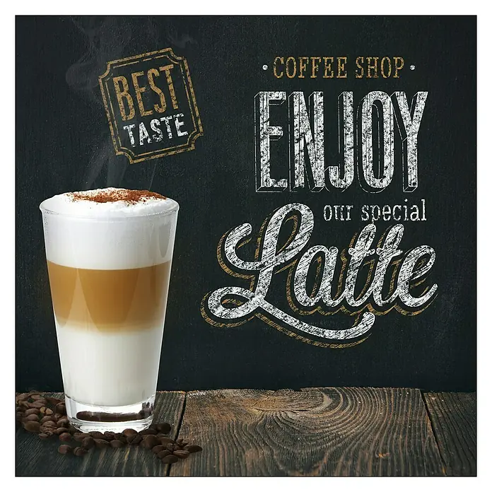 Glasbild - Enjoy Latte, B x H: 30 x 30 cm - Werbebild für ein Latte Macchiato. Im Hintergrund eine Tafel mit der Aufschrift "Enjoy our special Latte".