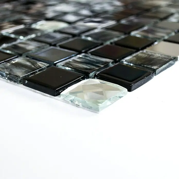 Selbstklebemosaik SAM 4CM26 - 30 x 30 cm, Mix Schwarz, Glänzend - Nahaufnahme einer Glasmosaikfliese mit verschiedenen Farben und Texturen, die ein elegantes und modernes Design erzeugt.