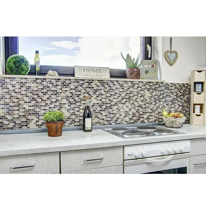 Mosaikfliese Crystal Mix XIC B1155 - 30 x 28,5 cm, Braun, Glänzend - Foto von einem Küchentisch mit Essen und Trinken, einem Herd und einem Dekorationsobjekt vor einer gemusterten Fliesenwand.