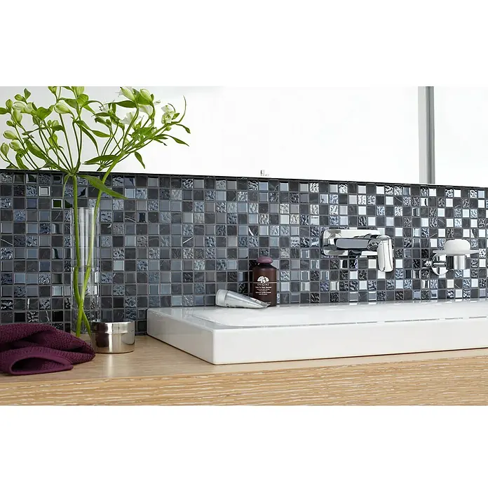 Mosaikfliese Crystal Mix CM M462 - 32,7 x 30,2 cm, Schwarz, Glänzend - Stilvolles Badezimmer-Interieur mit einer Mosaikwand in Grau- und Blautönen, das Design und Eleganz vereint.