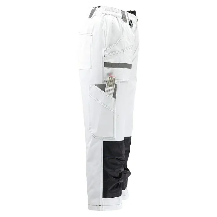 Arbeitshose Piratenhose - Herren, S, Weiß - Nahaufnahme einer weißen Arbeitshose mit mehreren Taschen und einem Zollstock in der Tasche. Die Hose hat unten schwarze Verstärkungen.