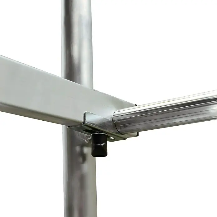 Krause ClimTec Sicherungs-Set Geländerstrebe & Diagonale - Geeignet für: Geländerstreben/Diagonale, Passend für: Krause ClimTec Gerüste - Detailansicht eines Gerüstbauteils, das ein silbernes Rohr, eine rechteckige Stütze und eine schwarze Befestigung zeigt.
