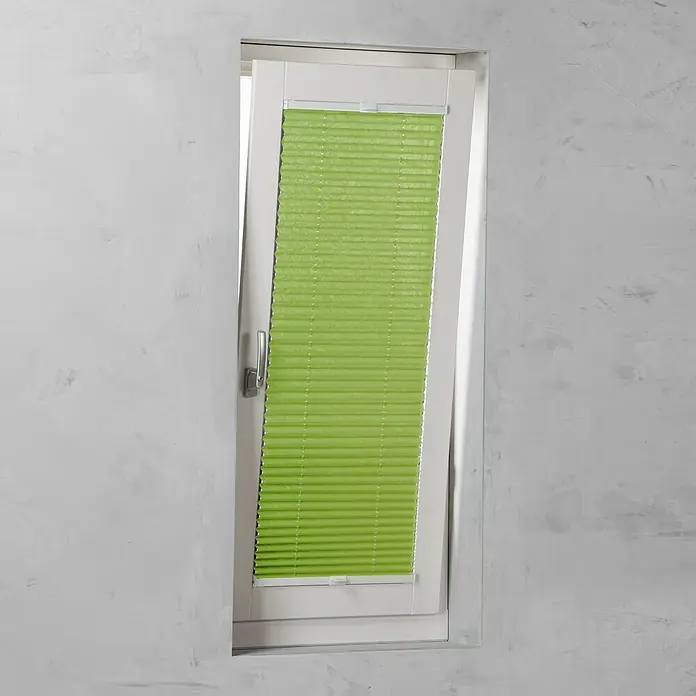 Expo Ambiente Plissee - B x H: 80 x 130 cm, Grün - Das Bild zeigt ein Kippfenster mit einem grünen Faltrollo. Das Rollo ist geschlossen und bedeckt das gesamte Fenster.