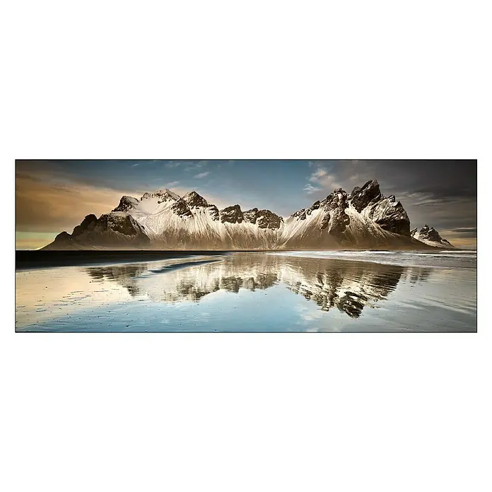Glasbild - Reflections, B x H: 125 x 50 cm - Panoramaaufnahme von schneebedeckten Bergen, die sich im Wasser spiegeln. Die Spiegelung verstärkt die Schönheit der Landschaft.