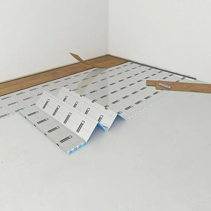 b!design Dämmunterlage Silent Underlay Profi - 10 m², Stärke: 1,5 mm - Das Bild zeigt die Verlegung von Laminatboden auf einer Dämmunterlage mit aufgedrucktem "bidesign"-Logo, was die einfache Installation betont.
