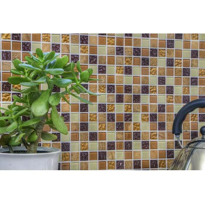Selbstklebemosaik Quadrat Crystal Mix SAM 4M372 - 30 x 30 cm, Beige, Glänzend - Nahaufnahme einer dekorativen Mosaikfliese in warmen Braun- und Goldtönen, ideal für Küchenrückwände oder Akzentwände.
