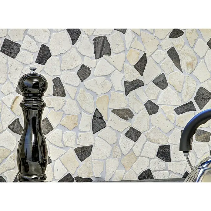 Mosaikfliese Mix CIOT 30/110 - 30,5 x 30,5 cm, Weiß/Schwarz, Matt - Nahaufnahme einer Mühle und eines Wasserkochers vor einem stilvollen Mosaikhintergrund.