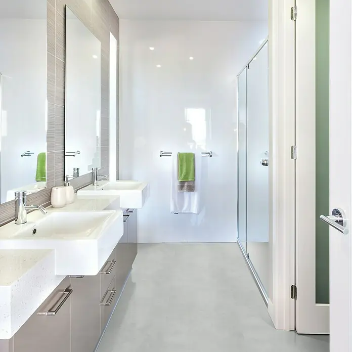b!design Vinylbodenmuster Isocore Inside Tile Coral - 280 x 160 x 7 mm, Fliesenoptik - Helles Badezimmer mit zwei Waschbecken und modernen Armaturen. Das schlichte Design und die klare Linienführung schaffen eine elegante Atmosphäre.
