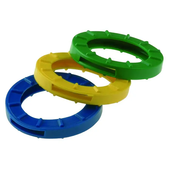 Suki Schlüsselkennring - Durchmesser: 24 mm, 6 Stk. - Drei farbige Kunststoffringe in Grün, Gelb und Blau, die übereinander liegen und ein Loch in der Mitte haben. Ideal für Spiel oder Organisation.