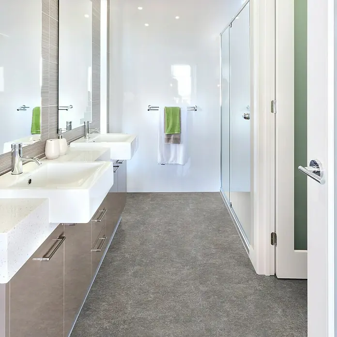Vinylbodenmuster Sly L Brava - 280 x 160 x 7,5 mm, Steinoptik - Elegantes Badezimmer mit Doppelwaschtisch und grauen Bodenfliesen, das ein modernes und stilvolles Ambiente schafft.