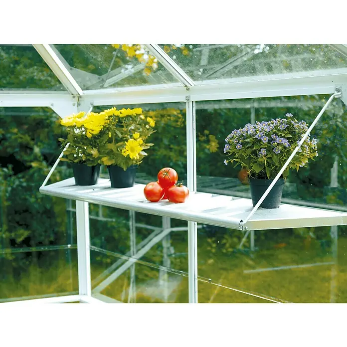 Vitavia Gewächshaus-Regal - 27 x 122 x 29 cm, Aluminium - Gewächshausregal mit gelben und blauen Blumen in Töpfen, sowie Tomaten auf einer Ablage.