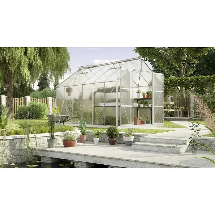 Vitavia Gewächshaus Uranus 9900 - Außenmaß inkl. Dachüberstand (B x T): 257 x 383 cm, 4 mm, Aluminium - Ein Gewächshaus im Garten, umgeben von Pflanzen und einem kleinen Teich, ideal für den Anbau von Gemüse und Blumen.