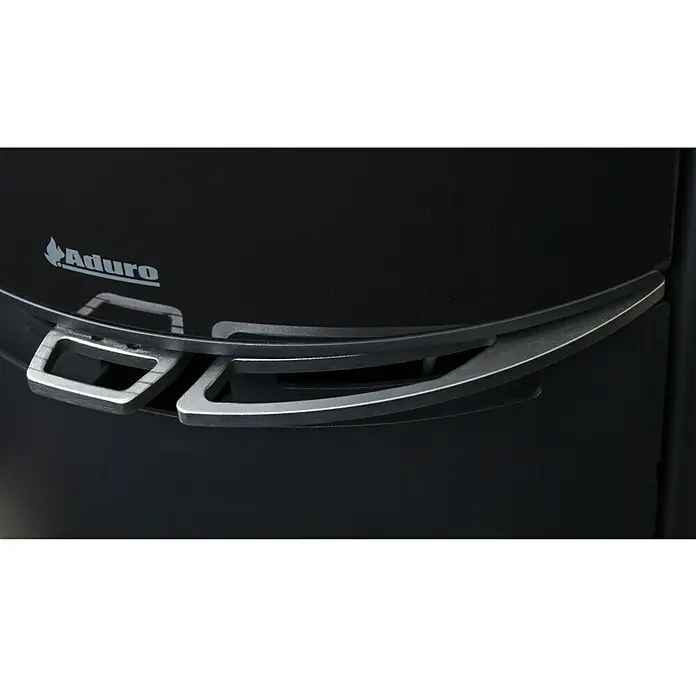 Aduro Kaminofen 9-5 Lux Air - 8 kW, Raumheizvermögen: 350 m³, Material Verkleidung: Stahl, Schwarz - Nahaufnahme eines schwarzen Aduro-Ofens mit einem eleganten, silbernen Griff. Das Logo der Marke ist dezent im oberen Bereich platziert.