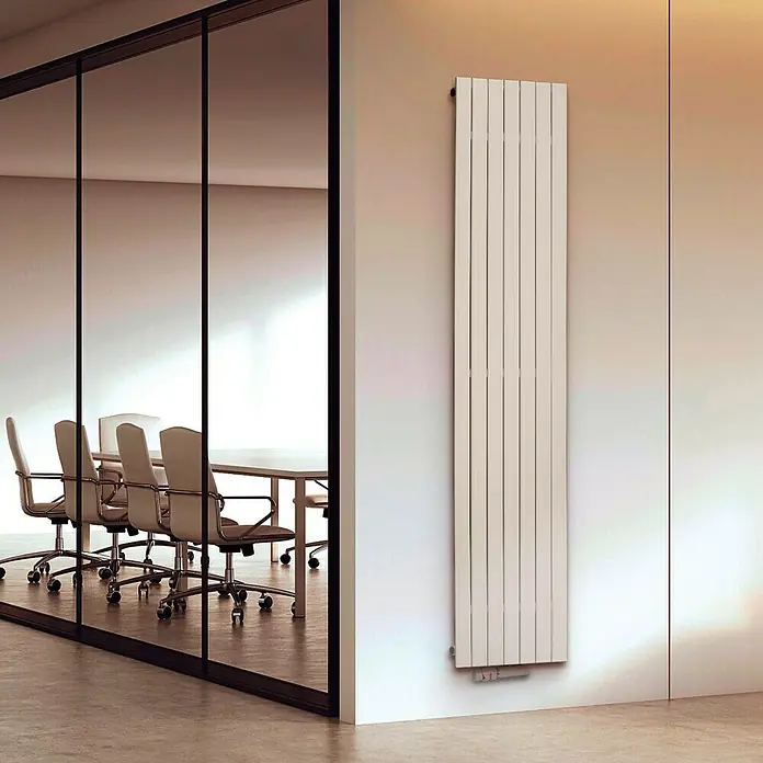 Camargue Designheizkörper Niagara - B x H: 370 x 1.900 mm, Anschlusskombination Heizkörper: Mittig unten - Eine vertikale Heizkörper mit Paneelen an einer Wand in einem modernen Bürogebäude. Die Einrichtung ist stilvoll und minimalistisch.