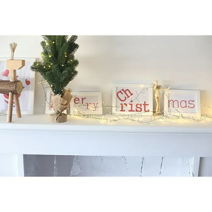 Tween Light Guirnalda luminosa LED Micro - Para exterior, Color de luz: Blanco cálido, Número de bombillas: 200 ud. - Arreglo decorativo navideño con árbol, reno de madera y letras "Christmas", iluminado con una cadena de luces.