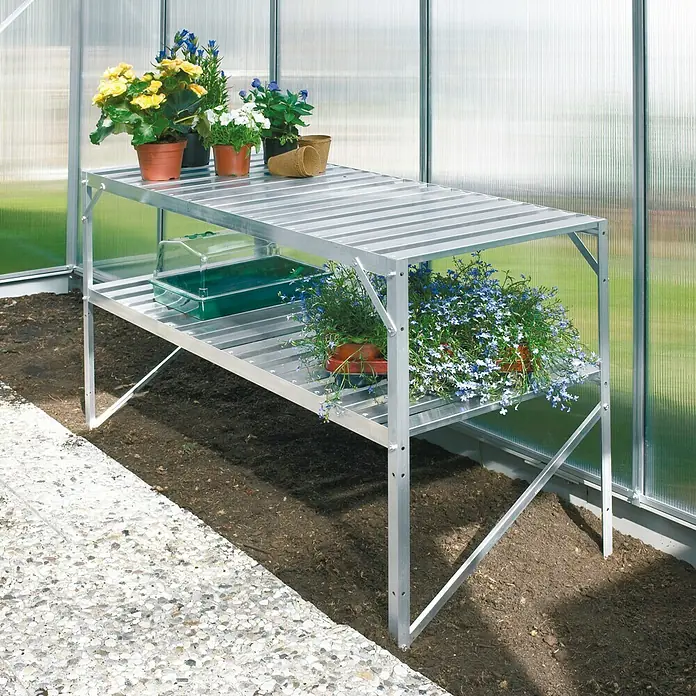 Vitavia Anzuchttisch III - 54 x 121 x 76 cm, Aluminium - Abgebildeter Aluminium-Pflanztisch mit zwei Ablageflächen, ideal für Gewächshäuser, präsentiert Pflanzen und Anzuchtkästen übersichtlich.