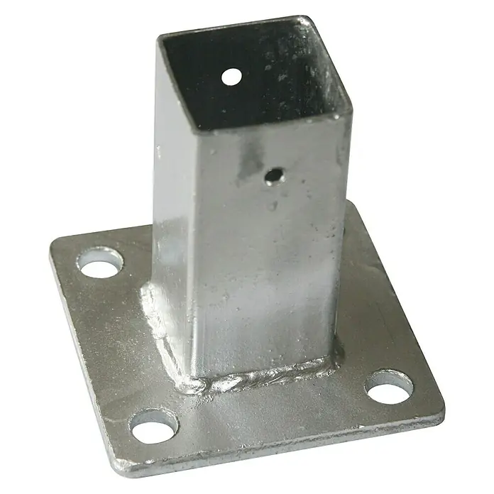 Peddy Shield Standfuß - Passend für: 40 x 40 mm Zaunpfosten, Silber - Produktfoto eines Metallpfostenträgers mit quadratischer Basisplatte und Bolzenlöchern für die sichere Befestigung von Pfosten.