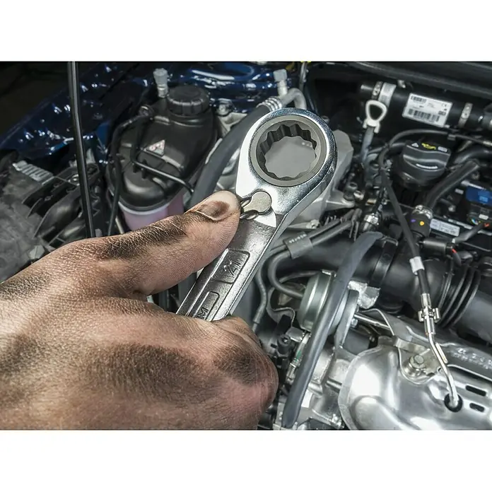Hazet Knarren-Ringmaulschlüssel-Satz 606N/12 - 12 -tlg., Schlüsselweite: 8 mm - 19 mm - Ratschenschlüssel wird für Wartungsarbeiten an einem Automotor verwendet. Das Werkzeug ist robust und liegt gut in der Hand.