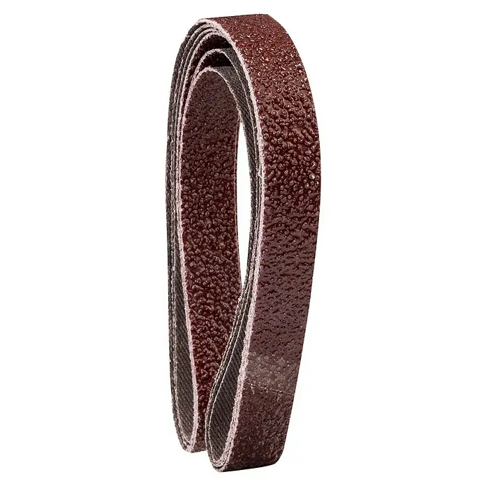 Craftomat Lija de banda - L x An: 457 x 13 mm, Grano: 40, 3 ud. - Primer plano de una banda de lijado, utilizada para lijar y pulir materiales. La banda tiene una superficie abrasiva.