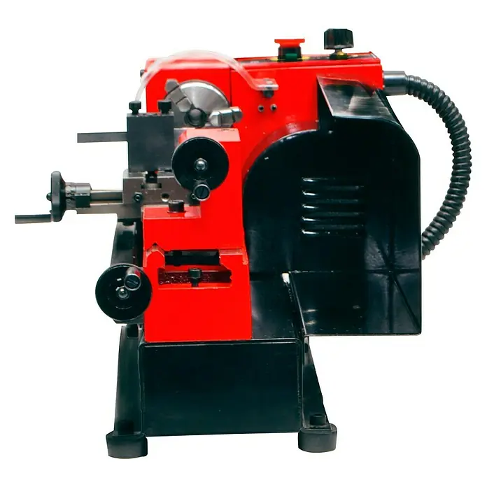 Rotwerk Drehmaschine EDM Mini C0 - Leistung: 150 W, Werkstückdurchmesser: 110 mm über Bett - Nahaufnahme einer roten und schwarzen Präzisionsdrehmaschine, die für feine Bearbeitungsarbeiten verwendet wird.