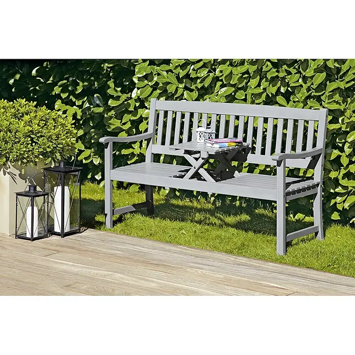 Sunfun Gartenbank Corinna - B x T x H: 150 x 64 x 92,5 cm, Hartholz, Hellgrau - Gartenbank aus grauem Holz mit kleinem Beistelltisch und dekorativen Laternen auf einer Holzterrasse.