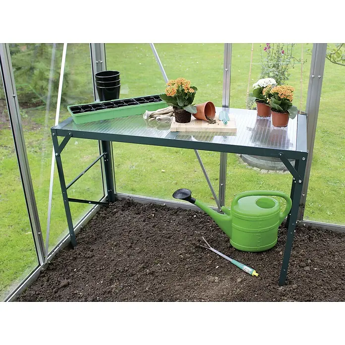 Vitavia Anzuchttisch II - 54 x 121 x 76 cm, Smaragd - Gewächshausinneneinrichtung mit Anzuchttisch, Pflanzen und einer grünen Gießkanne.