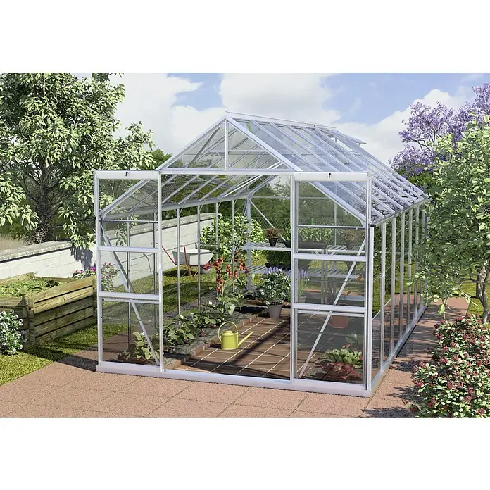 Vitavia Gewächshaus Mars 11500 - Außenmaß inkl. Dachüberstand (B x T): 257 x 445 cm, 3 mm, Aluminium - Das Bild zeigt ein Gewächshaus mit Pflanzen darin, umgeben von einem Garten. Es ist auf einem roten Backsteinweg platziert.