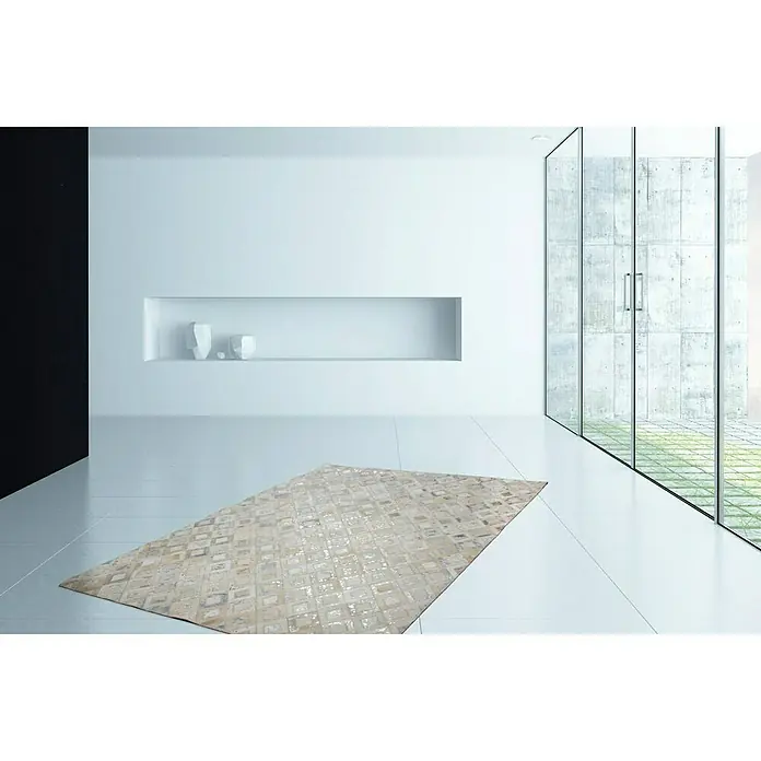 Kayoom Lederteppich Dazzle 100 - Grau/Silber, 230 x 160 cm, 100 % Leder - Ein rechteckiger Teppich mit einem hellen geometrischen Muster liegt in einem modern gestalteten Raum.