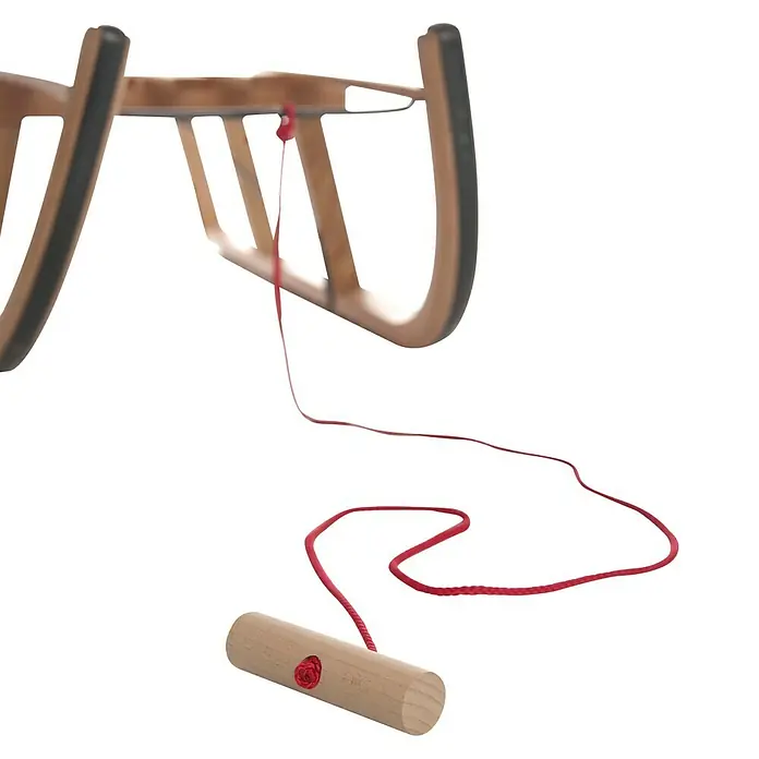 Sirch Ziehseil - 120 cm - Nahaufnahme eines Holzschlitten mit roter Zugschnur und Griff.