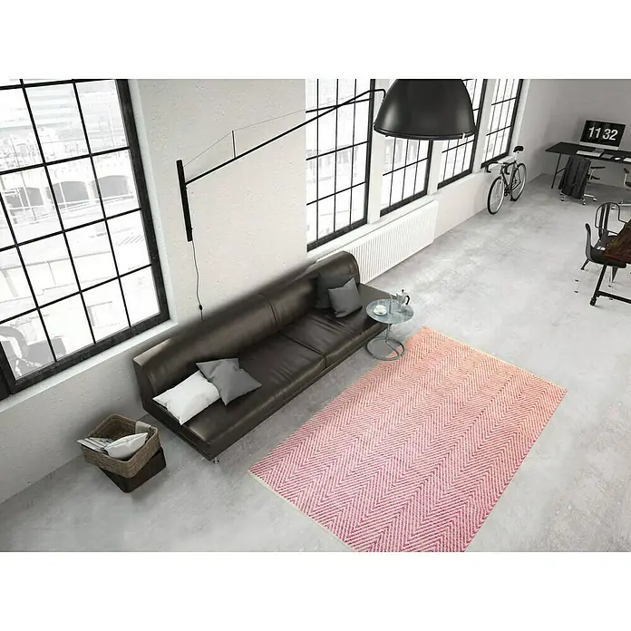 Kayoom Flachgewebeteppich Cocktail 500 - Pink, 230 x 160 cm, 100% Baumwolle - Ein modernes Wohnzimmer mit einem auffälligen rosa Teppich, der den Raum aufhellt und einen Hauch von Farbe verleiht.