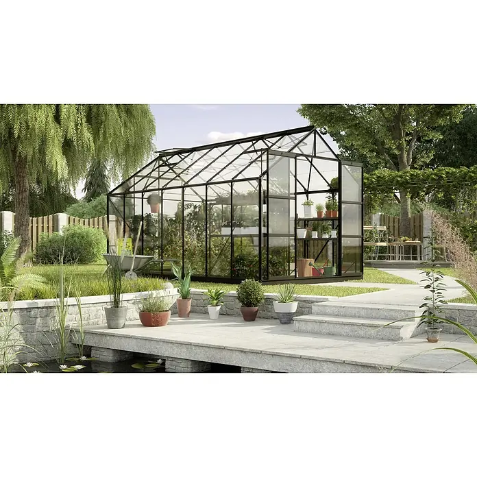 Vitavia Gewächshaus Uranus 11500 - Außenmaß inkl. Dachüberstand (B x T): 257 x 445 cm, 3 mm, Schwarz - Ein geräumiges Gewächshaus aus Glas mit schwarzem Rahmen steht in einem Garten. Es beherbergt Pflanzen und bietet ausreichend Platz.