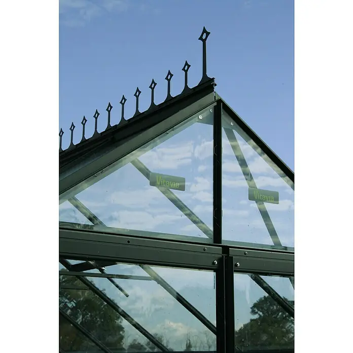 Vitavia Gewächshaus-Firstkrone - Smaragd, Passend für: Vitavia Gewächshaus Merkur 9900/Mars 9900/Uranus 9900/Cassandra 9900/Diana 9900 - Detailansicht eines Vitavia Gewächshauses mit dekorativen Zierelementen auf dem Dach und klaren Glasscheiben.