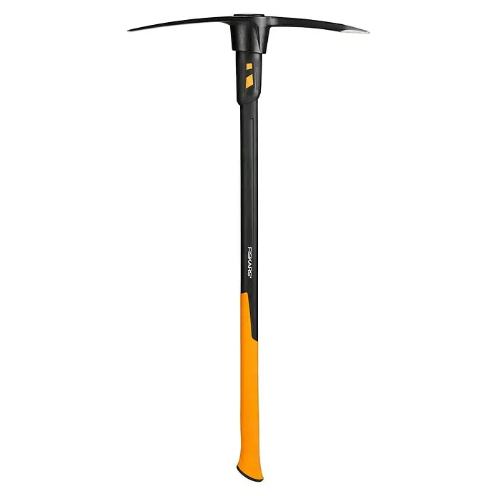 Fiskars Kreuzhacke L - Gewicht Kopf: 2.270 g - Ein Fiskars Spalthammer mit einem schwarzen Griff und einem orangefarbenen Griffende. Das Werkzeug ist für schwere Spaltarbeiten konzipiert.