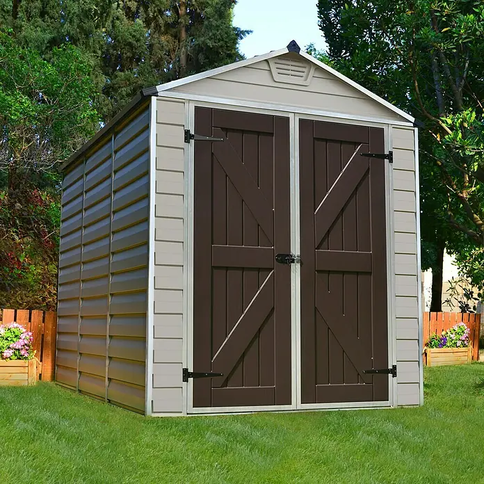 Palram – Canopia Gartenhaus Skylight 6x8 Tan - Außenmaß inkl. Dachüberstand (B x T): 185 x 229 cm, Kunststoff, Beige/Braun - Bild eines Gartenhauses mit braunen Türen und hellgrauen Wänden, umgeben von Grün.