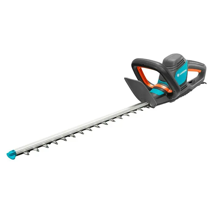 Gardena ComfortCut Elektro-Heckenschere 550/50 - 550 W, Schnittlänge: 50 cm, Max. Aststärke: 27 mm - Eine Gardena Elektro-Heckenschere mit langem Schwert und blau-orangenen Akzenten vor einem weißen Hintergrund.