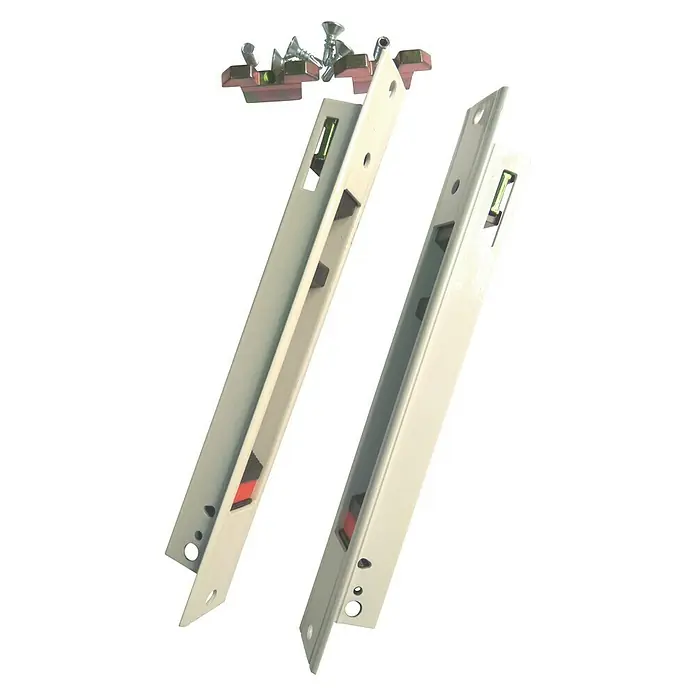 Cerradura para puertas y ventanas 81038 - Blanco - Imagen del producto de dos pestillos de puerta blancos y tornillos. Ideal para reparaciones u obra nueva.