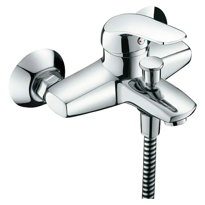 Cosmobath Halton Grifo monomando de bañera - Cromo, Brillante - Primer plano de un grifo cromado con manguera de ducha, ideal para baños modernos con un diseño elegante.