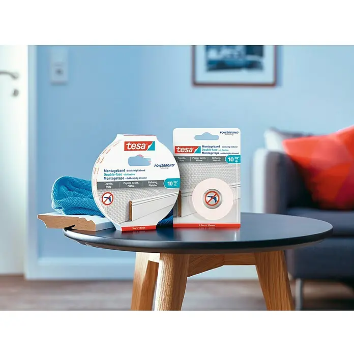 Tesa Powerbond Cinta de doble cara Paredes pintadas/Yeso - L x An: 5 m x 1,9 cm, Blanco - Imagen de dos paquetes Tesa Montageband Powerbond expuestos sobre una mesa.