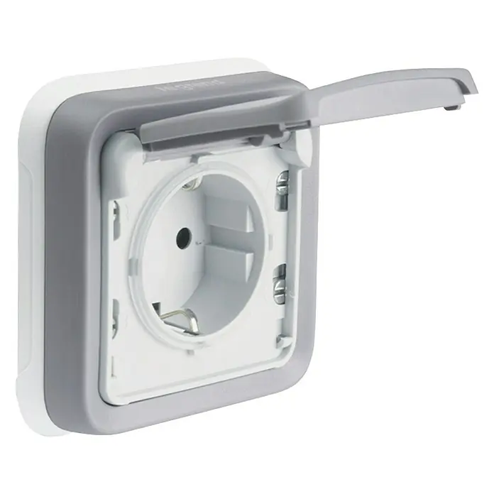 Legrand Plexo Enchufe empotrado - Gris, Aluminio, Montaje en superficie - Primer plano de un enchufe a prueba de salpicaduras con tapa abierta, perfecto para exteriores y ambientes húmedos.