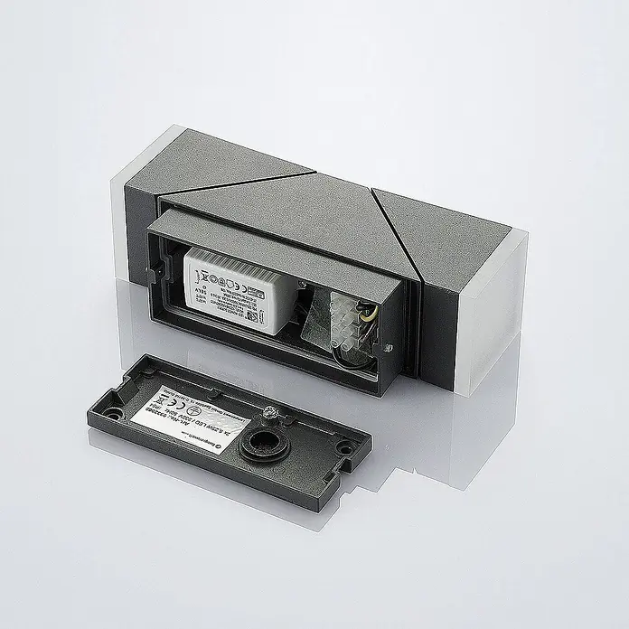 Lindby Außenwandleuchte Sally - 10,3 x 6,5 x 22 cm, schwarz, IP54