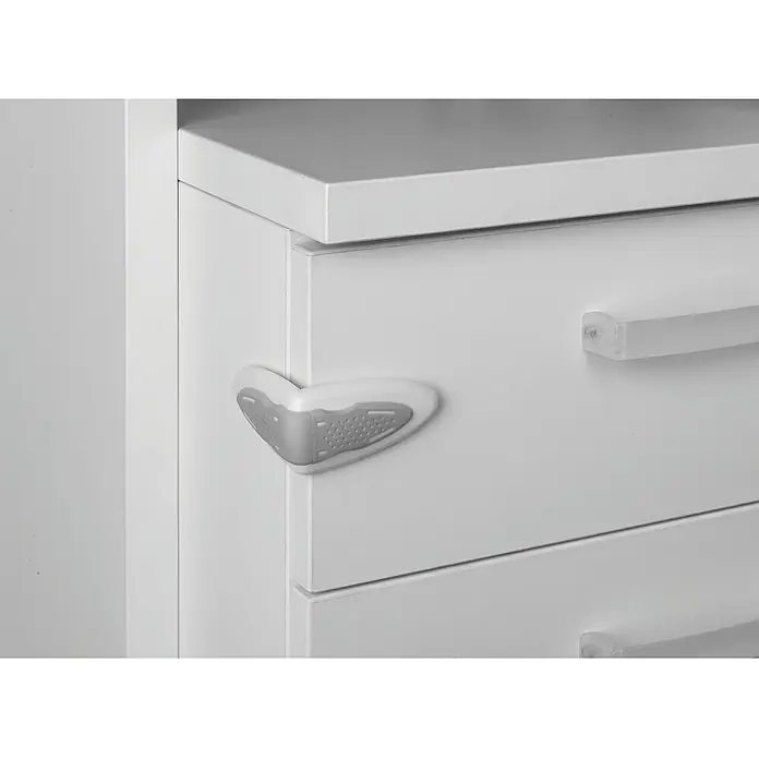 Inofix Cierre para muebles 5104-2- - Blanco/gris, Tipo de montaje: Pegado - Imagen de una cómoda blanca con protectores de esquina. El protector de esquina gris está fijado en la esquina del cajón superior.