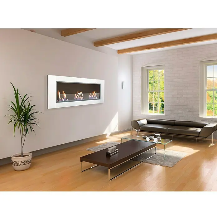 Purline Chimenea de bioetanol Hecate - 17,5 x 150 x 54 cm, Blanco - Esta habitación muestra una chimenea elegante y moderna montada en una pared blanca, creando un ambiente cálido y acogedor.