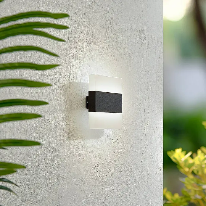 Lindby Außenwandleuchte Branor - schwarz, weiß / opal, IP54