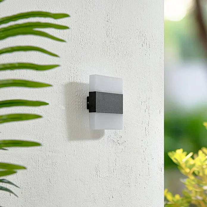 Lindby Außenwandleuchte Branor - schwarz, weiß / opal, IP54