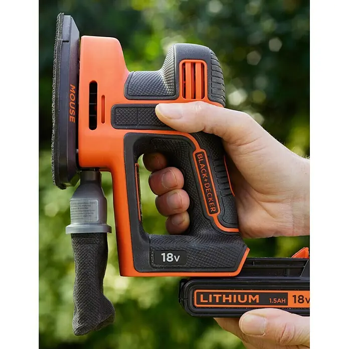 Black+Decker Lijadora delta de batería BDCDS18 - 18 V, 1 batería, 1,5 Ah - Primer plano de una lijadora inalámbrica Black+Decker Mouse con bolsa para polvo, sostenida en una mano.