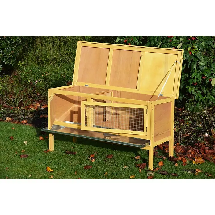 Dobar Kleintierstall Tradition - L x B x H: 115 x 45 x 66 cm, Holz, Natur - Ein gelbes Hasenhaus mit einem offenen Deckel und einem Metalltablett darunter. Ideal für den Außenbereich, um Ihre Tiere sicher unterzubringen.